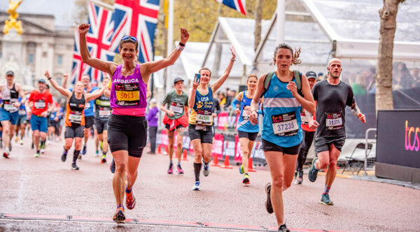 Maratonista trans ofrece devolver su medalla tras superar a 14.000 mujeres en prueba femenina - Oasis FM 94.3