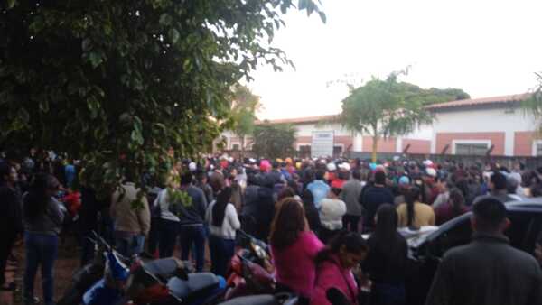 Ciudadanos ya aglomerados en los locales de votación antes del inicio de las elecciones - Radio Imperio
