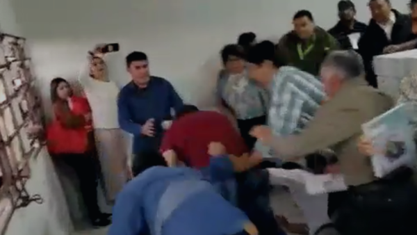 Empujones y hasta moquete en colegios de Asunción y Sapucai