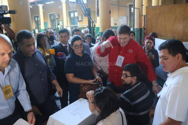 Primer guyryry del día antes del inicio de las votaciones