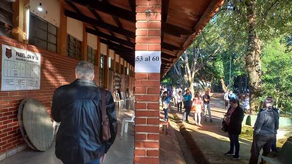 Reclamo de votantes en el CRECE para apertura de portón - La Clave