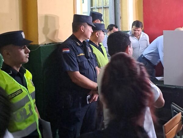 Jornada electoral: incidentes en el Colegio Experimental Paraguay-Brasil · Radio Monumental 1080 AM