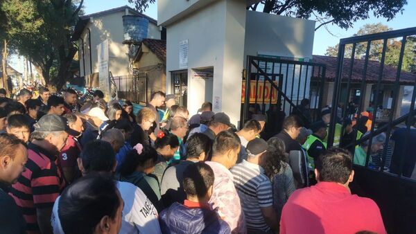 Una avalancha de votantes en la primera hora en Ciudad del Este