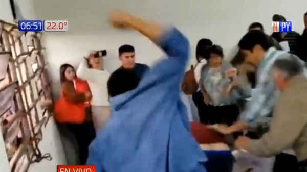 Colorados violentan colegios electorales por ubicación de urnas - Noticias Paraguay