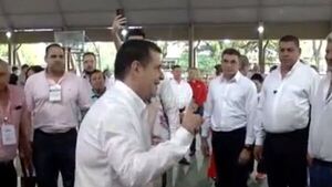 Horacio Cartes, con fuerte custodia, vota y evita dar declaraciones 