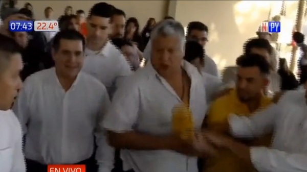 Prepotente reacción de acompañantes de Cartes contra la prensa - Noticias Paraguay
