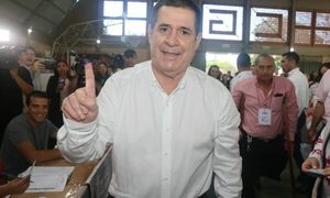 Horacio Cartes ya depositó también su voto