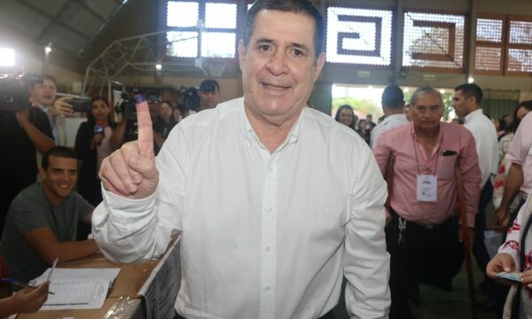 Horacio Cartes ya depositó también su voto