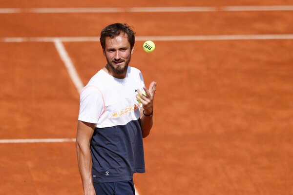 Versus / Daniil Medvedev y Stefanos Tsitsipas avanzan en Madrid