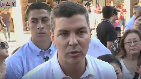 Santiago Peña vota y espera ganar "con un número mayor al 50%"