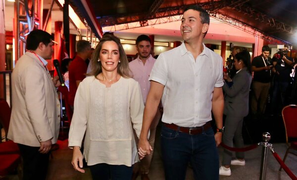 El candidato colorado Santiago Peña ya acudió a sufragar y aboga por alta participación - .::Agencia IP::.