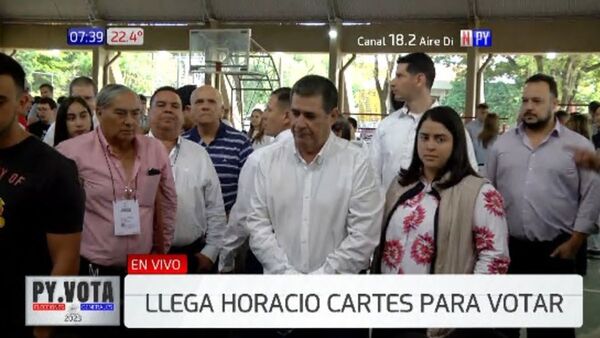 Cartes reapareció para votar: hubo mala actitud y empujones a periodistas