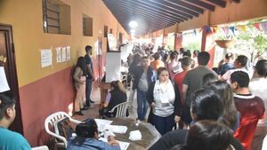 ¡Gran concurrencia! Electores copan locales de votación en primeras horas 