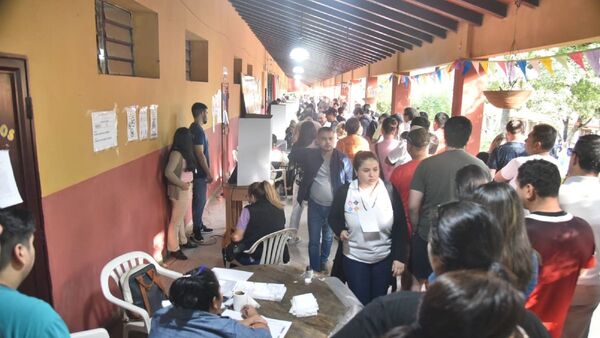 ¡Gran concurrencia! Electores copan locales de votación en primeras horas 