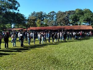 Elecciones Generales: Largas filas en el colegio electoral CRE Dr. Raul Peña
