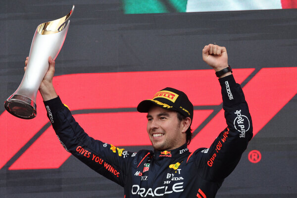 Versus / Sergio "Checo" Pérez triunfa en el GP de Azerbaiyán sobre Max Verstappen