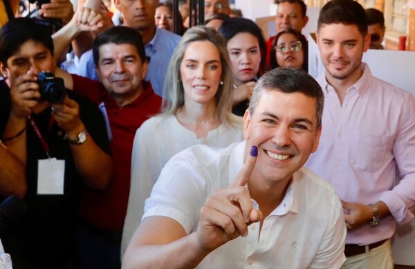 Santi Peña votó y se declaró tecnócrata y tildó a su principal adversario de improvisado - La Tribuna
