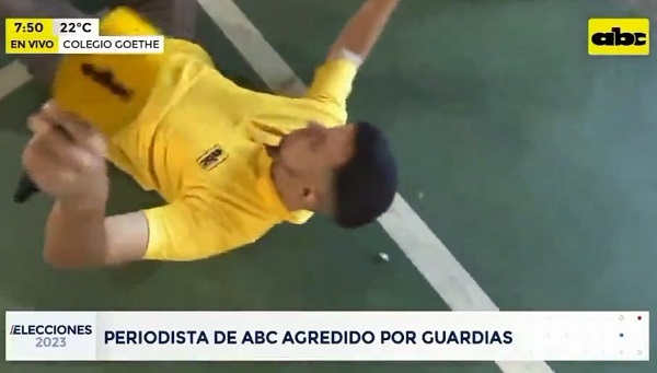 Periodista de ABC termina en el piso tras agresión de custodio de HC