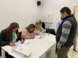 Elecciones 2023: paraguayos residentes en el extranjero ya acuden a votar - La Clave
