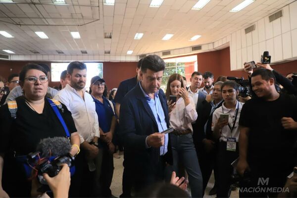 Diario HOY | Escrachan a Alegre en local de votación: “¡Fuera, fuera!”