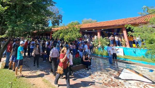 Máquinas averiadas derivan en largas filas en el Colegio Nacional de Luque •