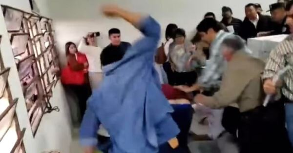Video: primeros incidentes y pelea a golpes en colegios electorales