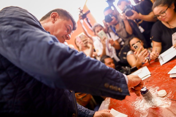 Efraín Alegre vota tras varios minutos de espera en local de votación - OviedoPress