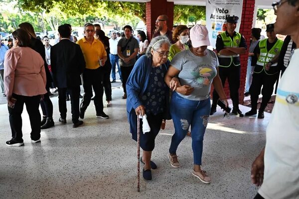 TSJE desalienta “profundamente” que ciudadanos voten acompañados - Política - ABC Color