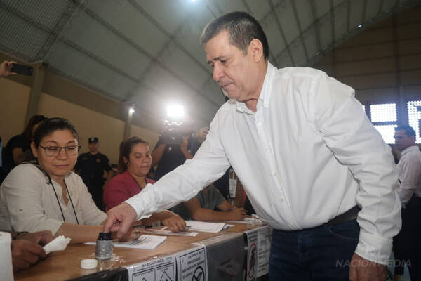 El expresidente Horacio Cartes ejerció su derecho al voto en el colegio Goethe