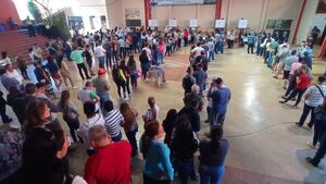 Largas filas en locales de votación generan malestar en Encarnación