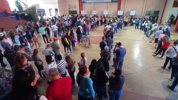 Largas filas en locales de votación generan malestar en Encarnación