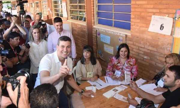 Santiago Peña ya votó y espera ganar "con un número mayor al 50%" - OviedoPress