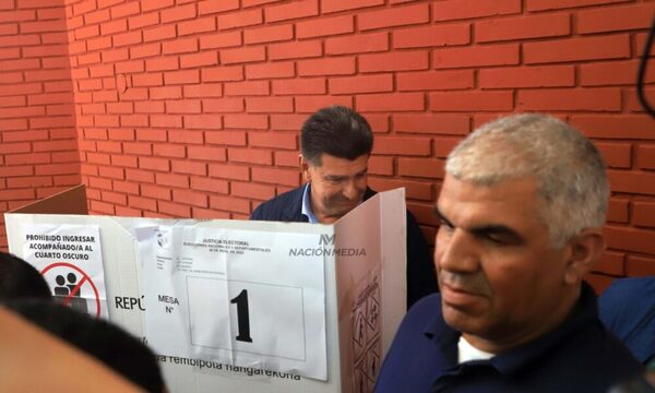 (VIDEO) Escrachan a Efraín Alegre en un local de votación