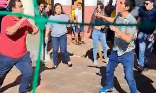 (VIDEO) Patadas voladoras y puños en local de votación