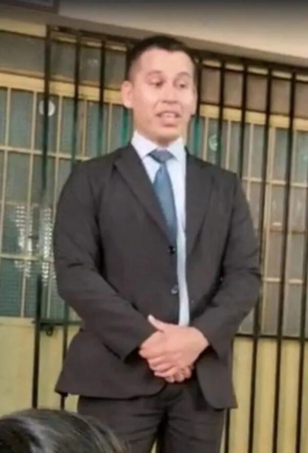 Policía de civil fue sacado de colegio electoral por estar armado en medio de los electores - Política - ABC Color