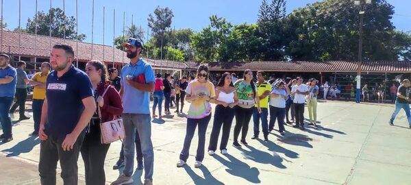 Elecciones 2023 en Alto Paraná: lentitud y larga espera bajo el sol para sufragar en Presidente Franco - Política - ABC Color