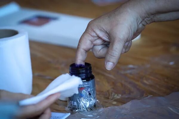 Sorprenden a electores con “copiatines” y con cédulas de fallecidos - Política - ABC Color
