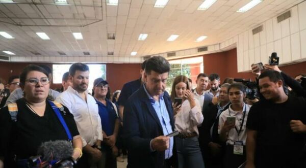 Escrachan a Alegre en local de votación: “¡Fuera, fuera!”