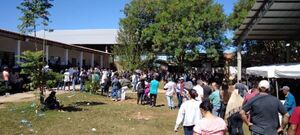 Largas filas en mesas de votación en los colegios electorales