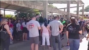 Extensas filas y malestares por larga espera en locales de votación - Política - ABC Color