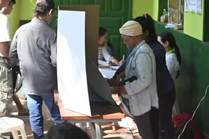Problemas con máquinas de votación en colegio electoral de Villa Hayes  - Política - ABC Color