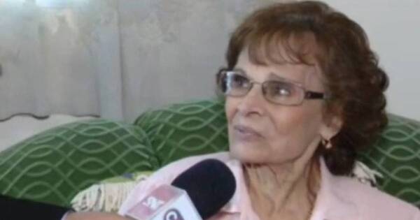 La Nación / Docente jubilada de 91 años de edad fue homenajeada por sus exalumnos