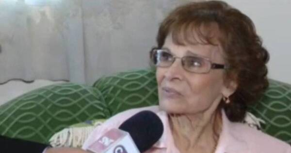 La Nación / Docente jubilada de 91 años de edad fue homenajeada por sus exalumnos