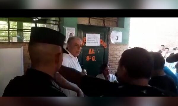 (VIDEO)Candidato a senador hizo desmayar a una miembro de mesa y lo sacaron a patadas