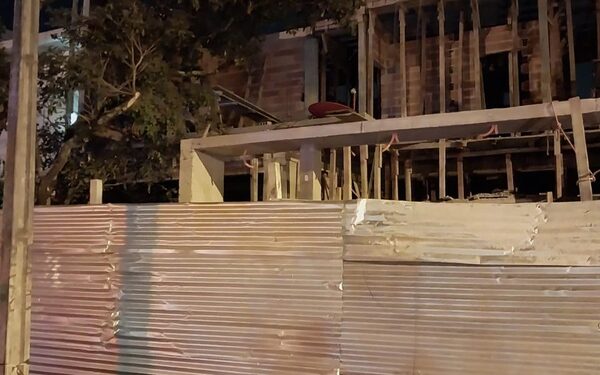 Albañil sufre lesiones tras caer de obra en construcción