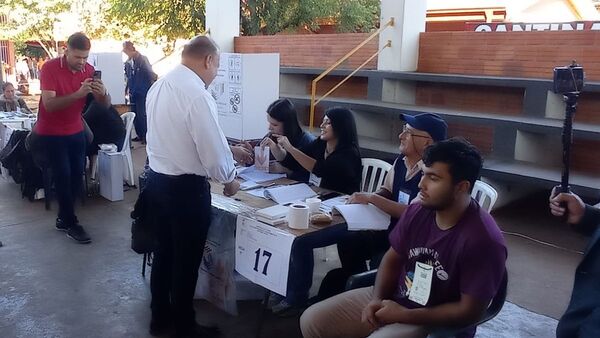 Candidatos a gobernador de Itapúa votaron a primera hora del día