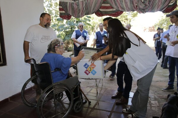 El 40% de los que sufragan en sus domicilios ya votaron - trece
