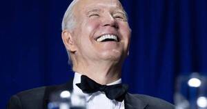 La Nación / Biden se ríe de su edad