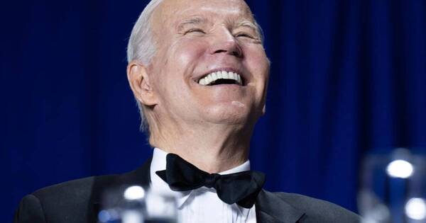 La Nación / Biden se ríe de su edad