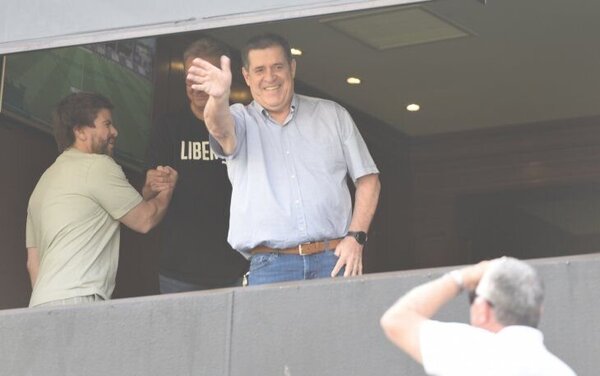 Horacio Cartes, con fuerte custodia, vota y evita dar declaraciones - Radio Imperio